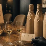 Champagne sans étiquette Reims : verres en dégustation, bouteilles sans étiquette