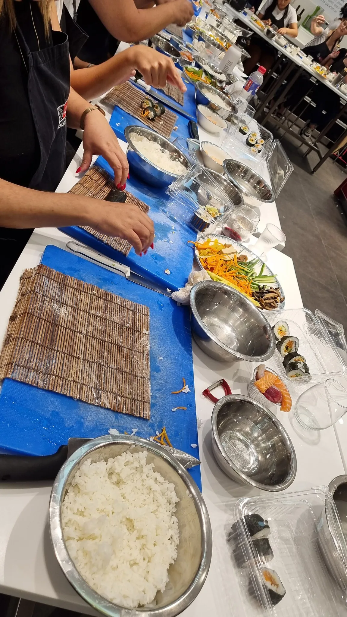 Illustration : préparation de sushis pendant un cours de cuisine en Israël.
