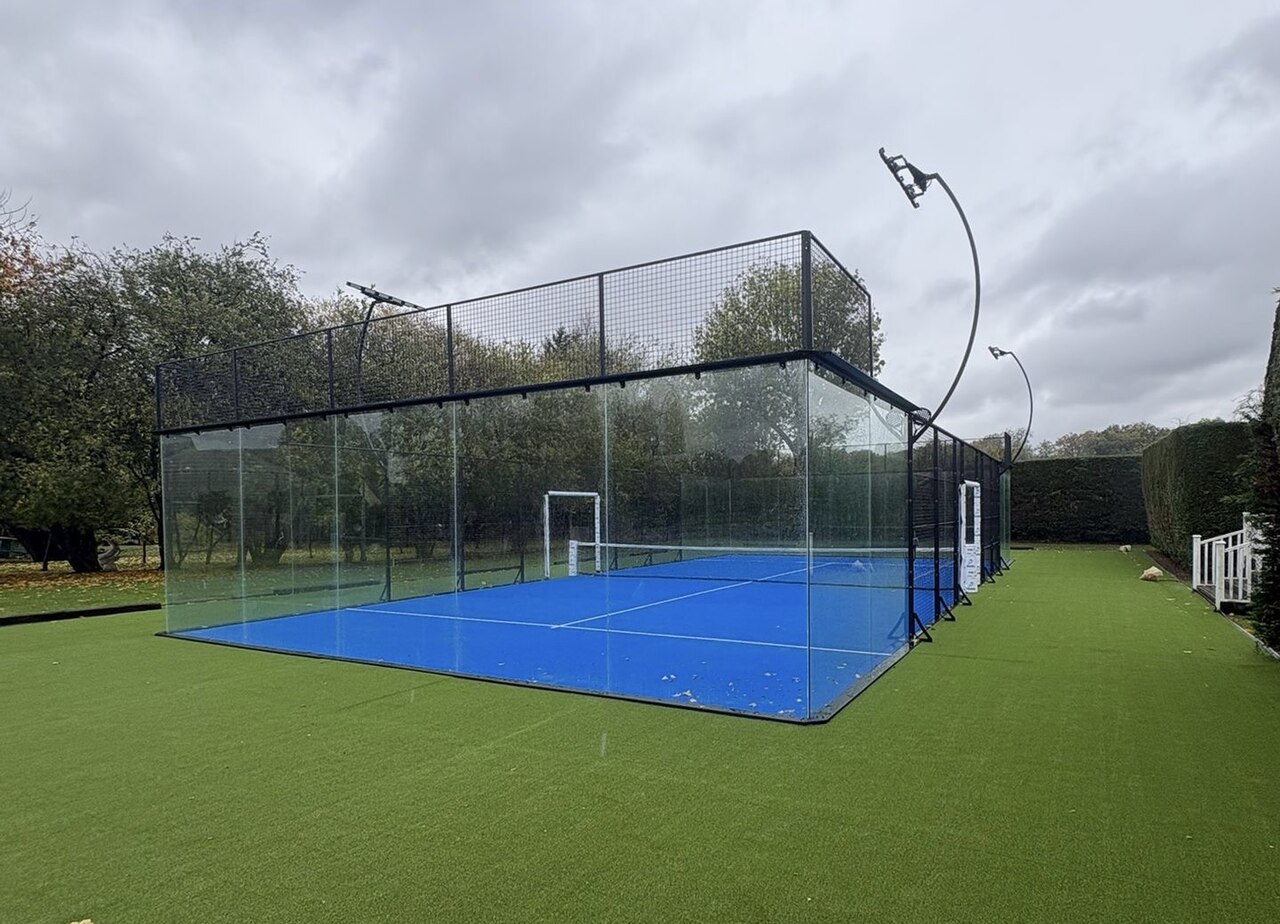 Illustration : une piste de padel en extérieur.