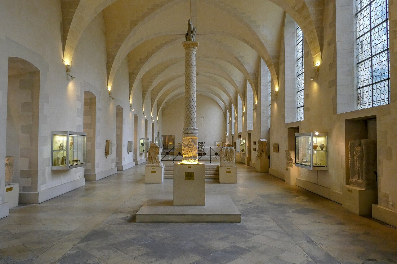 Une salle des collections du musée Saint-Remi, dans les bâtiments de l’ancienne abbaye.