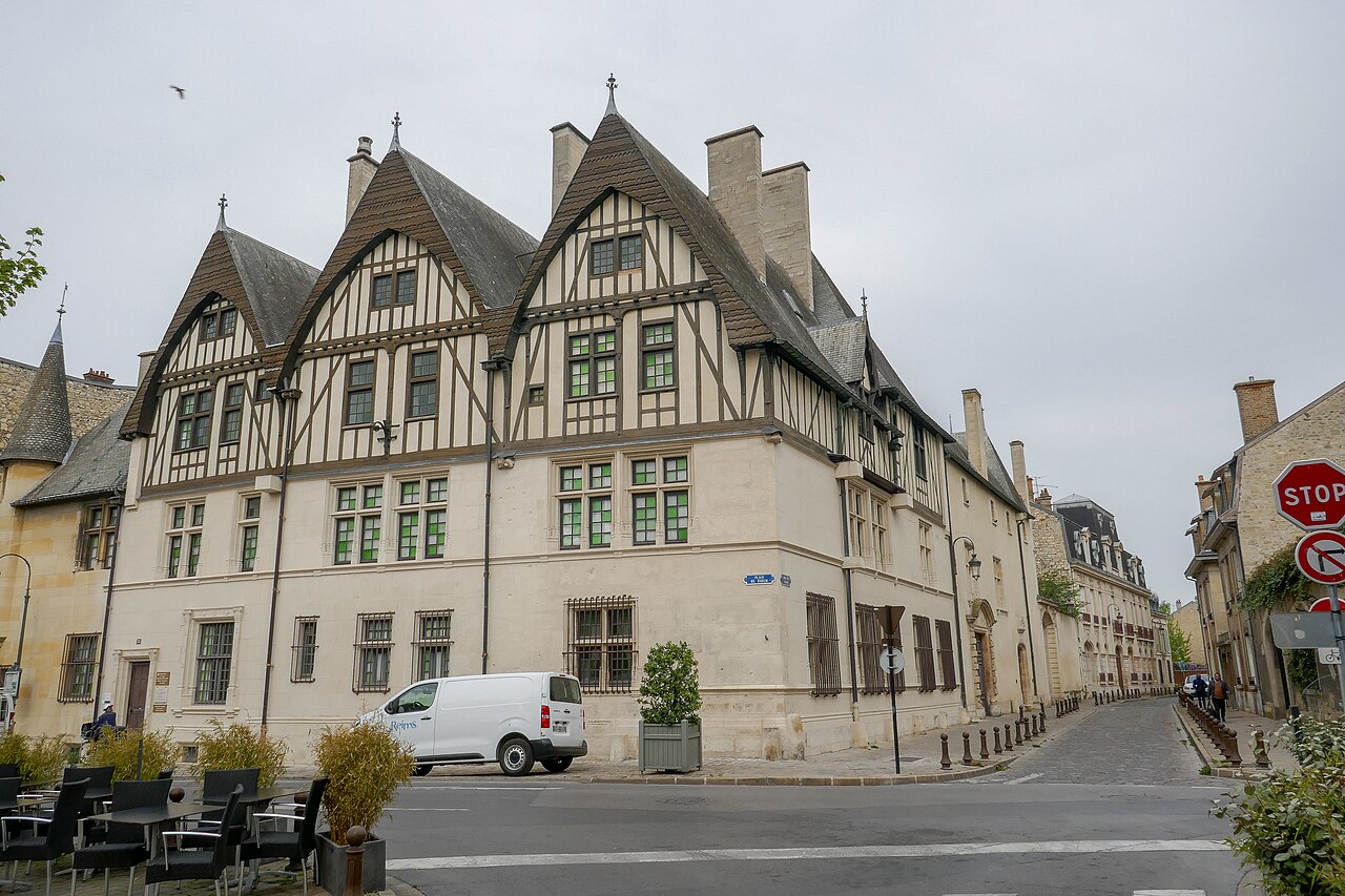 La façade à pans de bois du musée-hôtel Le Vergeur, place du Forum à Reims.